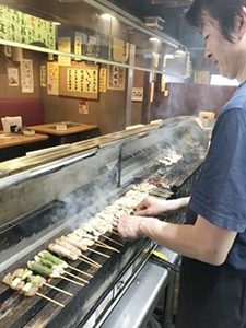 本格炭火で1本1本　心をこめて丁寧に焼き上げる豚太郎の焼き鳥